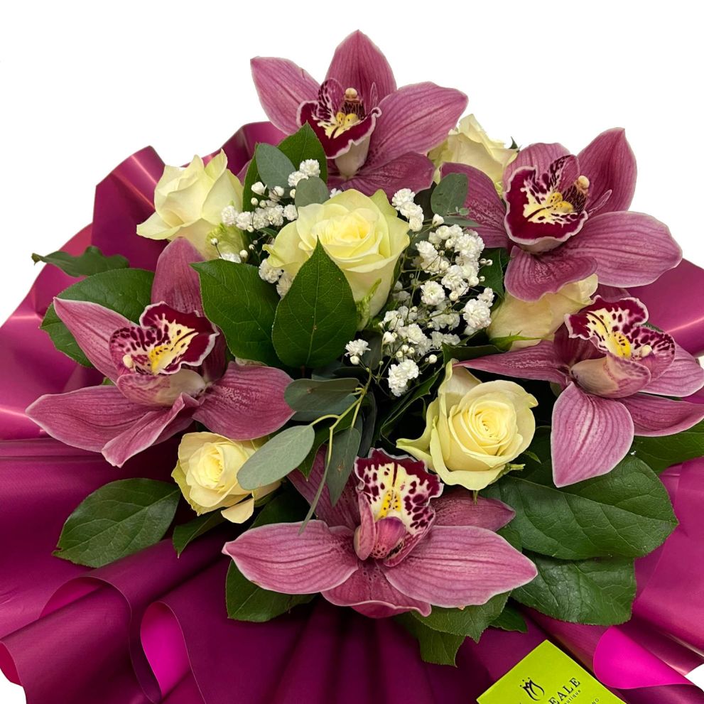 Bouquet con orchidee e rose